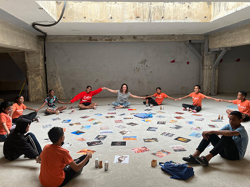 Finding and discussing together the definition of art